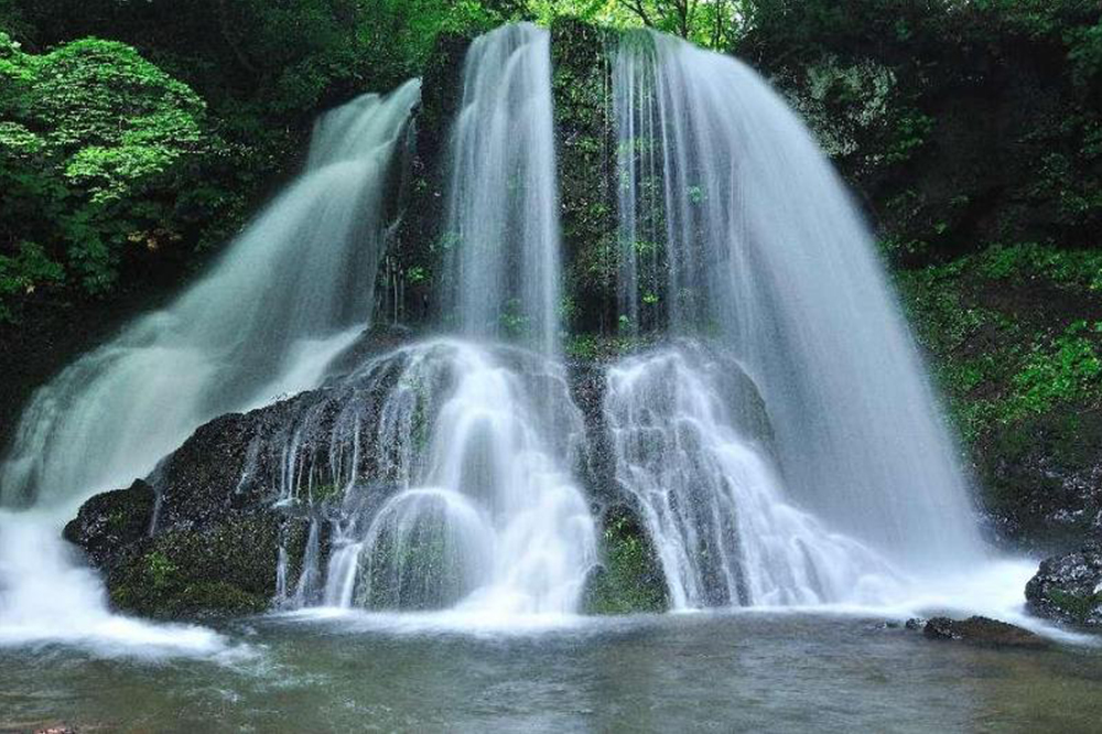 六ケ所村：写真：馬門川中流の滝