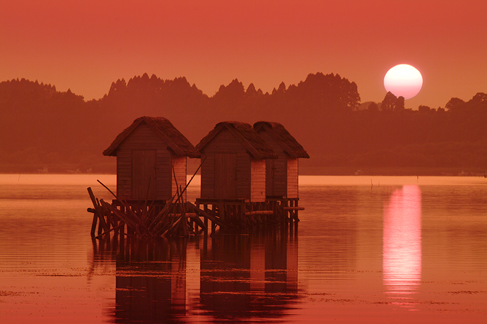 六ケ所村：写真：小川原湖とマテ小屋（夕陽）