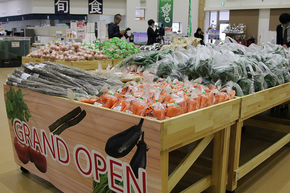 六ケ所村：写真：特産品販売施設「六旬館」（内観）